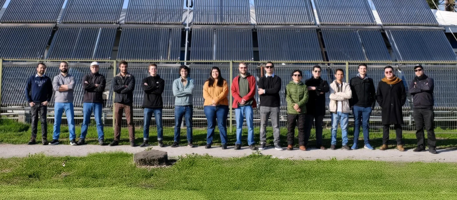 Equipo Grupos Solar delante de paneles solares
